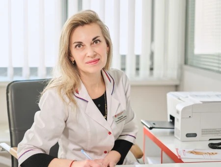 Лікар-репродуктолог Романяк Тетяна Миколаївна в кабінеті клініки